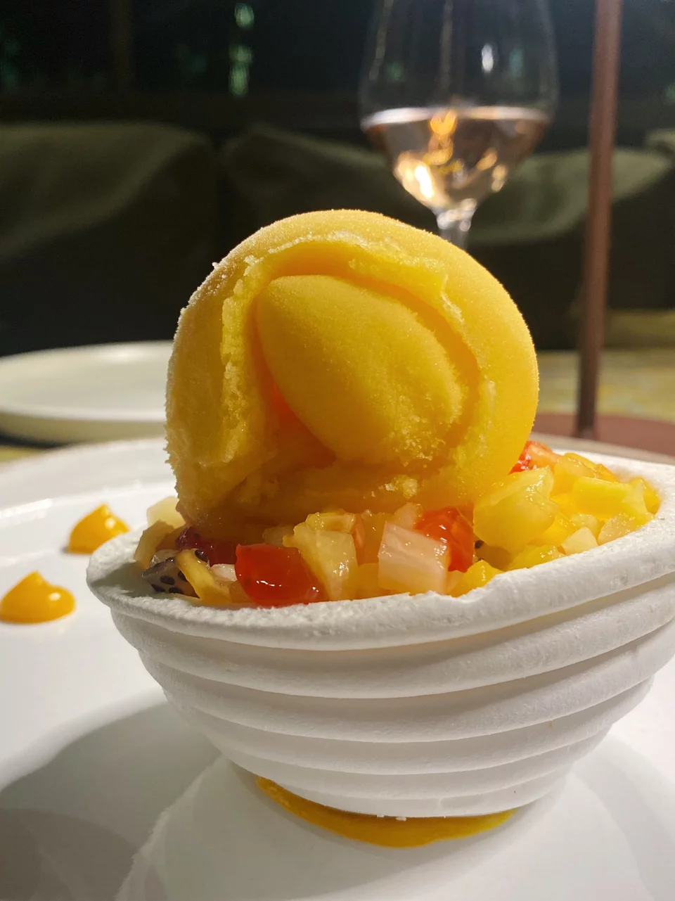 Το γλυκό: μια αποδομημένη πάβλοβα / Φωτογραφία: Μάνος Λειβαδάρος/iefimerida