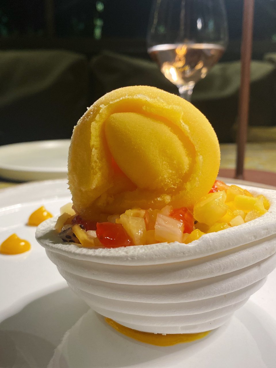 Το γλυκό: μια αποδομημένη πάβλοβα / Φωτογραφία: Μάνος Λειβαδάρος/iefimerida