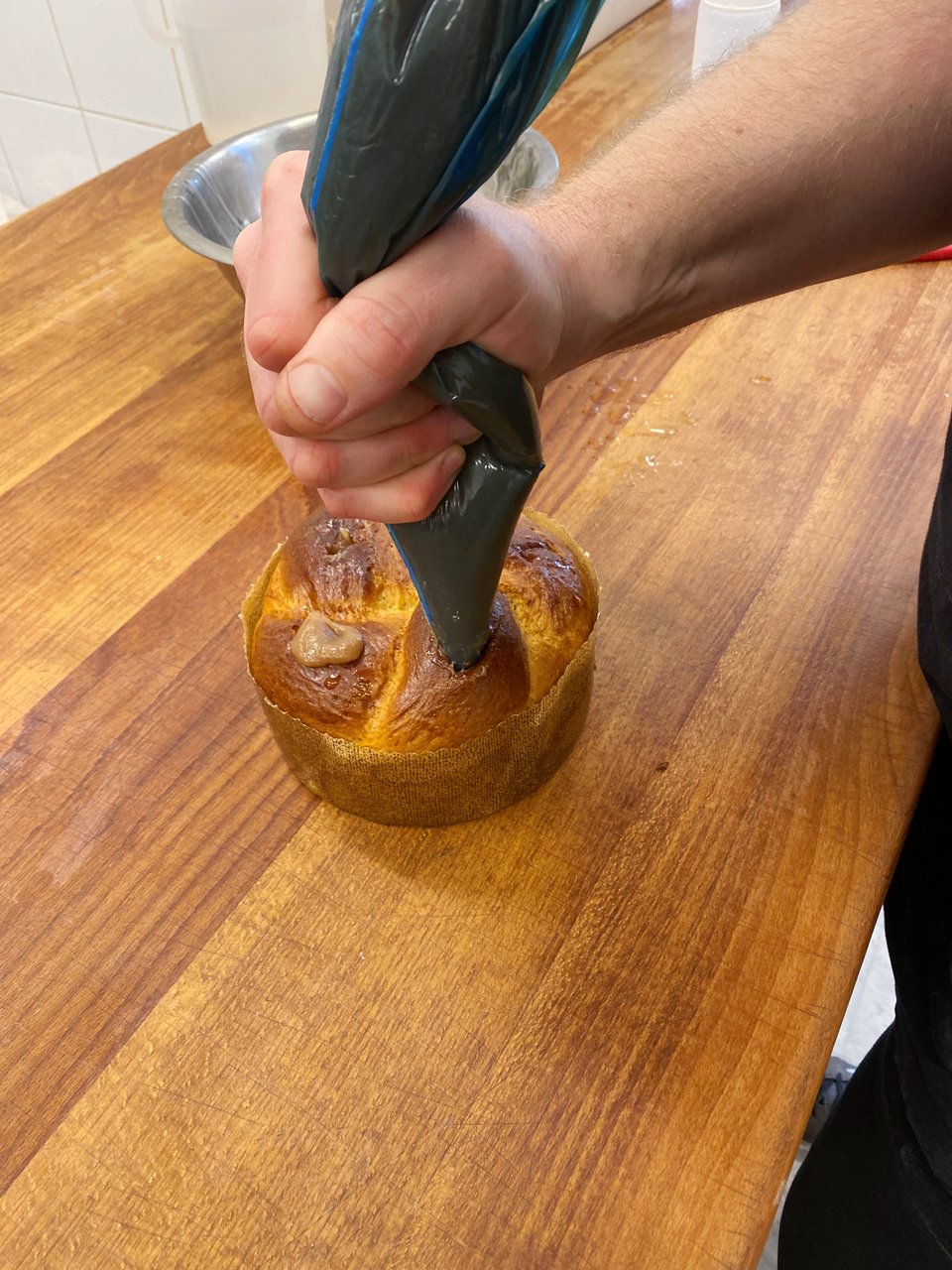 Σε αυτό το στάδιο γεμίζουμε τα τσουρέκια με κρέμα κάστανο / Φωτογραφία: Μάνος Λειβαδάρος/iefimerida 