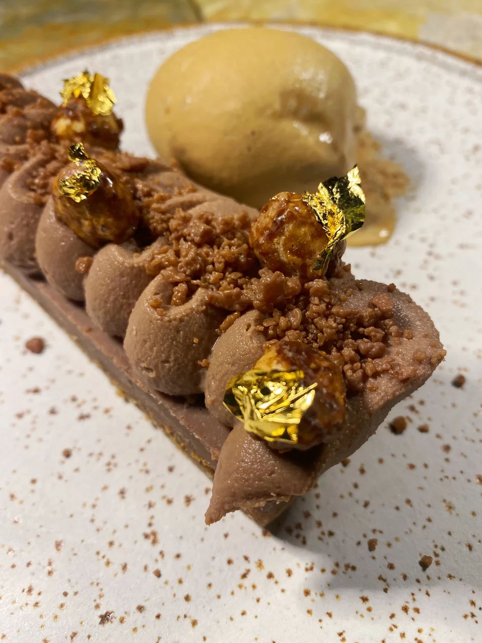 Σοκολάτα γάλακτος με φουντούκι / Φωτογραφία: Μάνος Λειβαδάρος/iefimerida