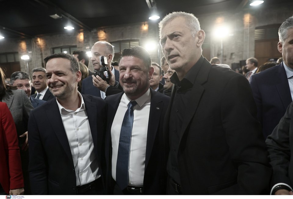 Ο Νίκος Χαρδαλιάς μαζί με τον εκλεγμένο δήμαρχο Αθηναίων Χάρη Δούκα (αριστερά) και τον δήμαρχο Πειραιά Γιάννη Μώραλη (δεξιά) / Φωτογραφία: Intime -ΛΙΑΚΟΣ ΓΙΑΝΝΗΣ