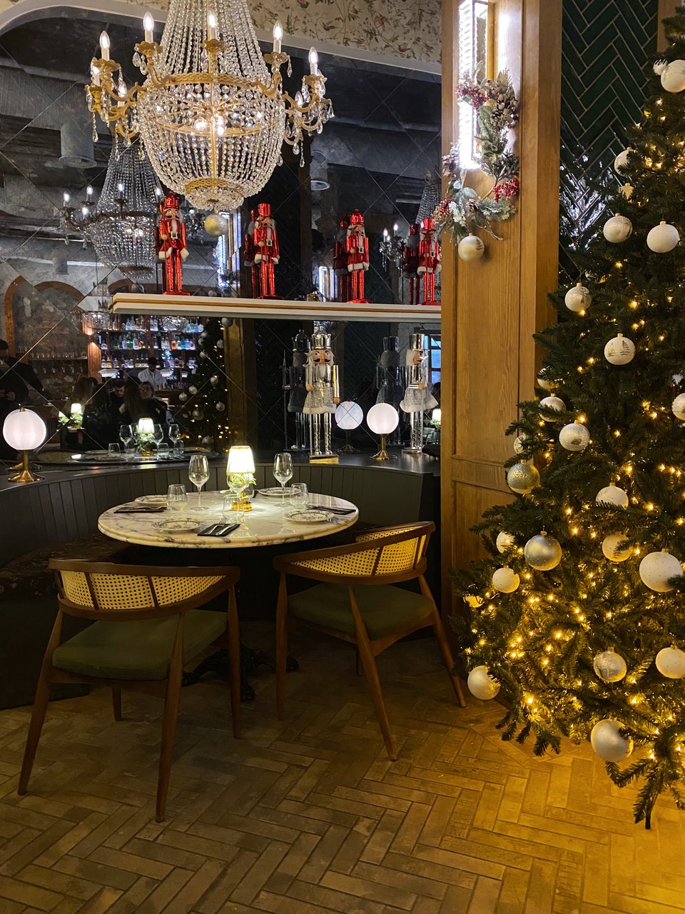 Η στολισμένη εντυπωσιακή σάλα του Gloria Gati στην Πλατεία Καρύτση / Φωτογραφία: Μάνος Λειβαδάρος/iefimerida