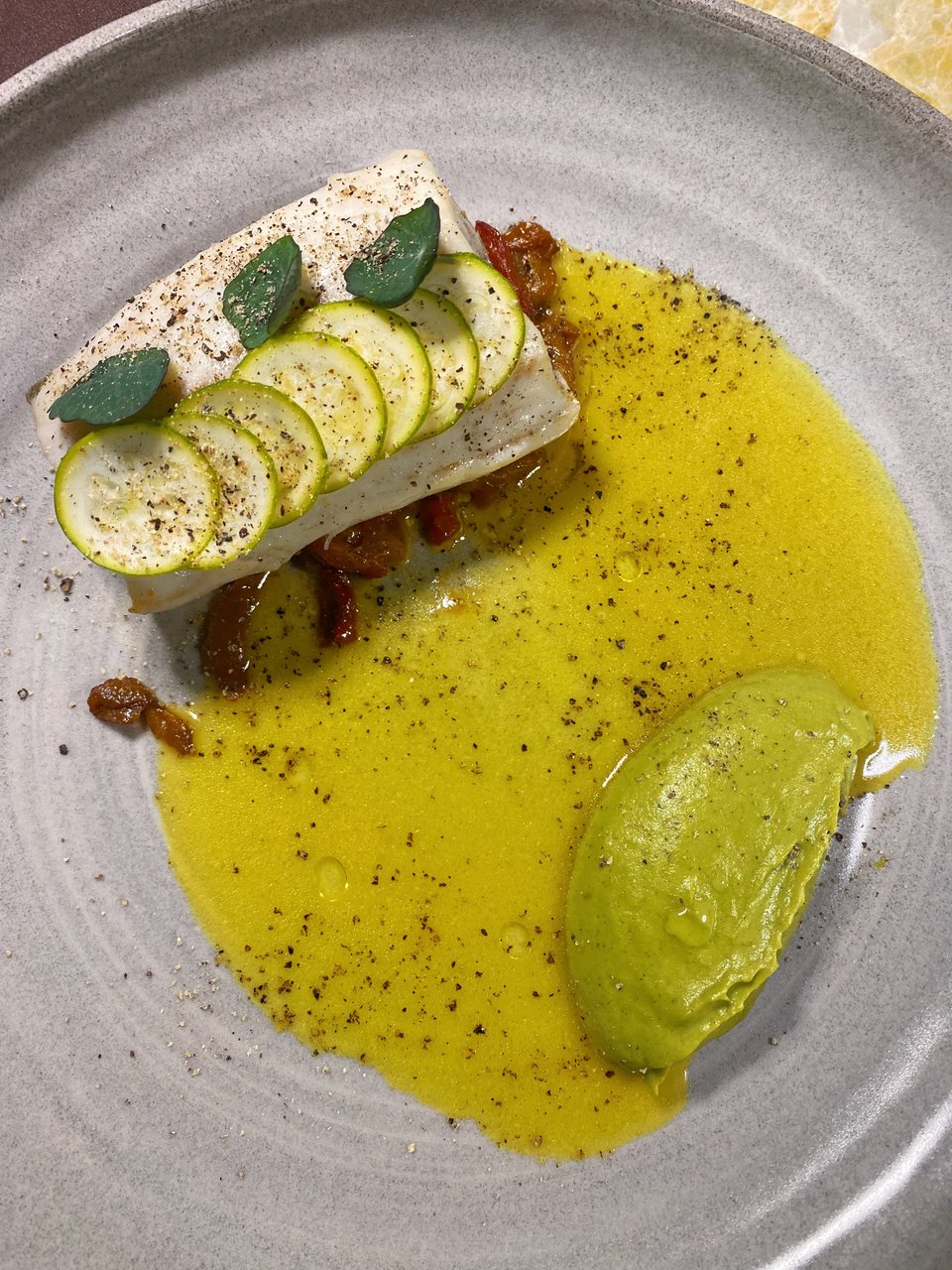 Το πιάτο με το λαυράκι / Φωτογραφία: Μάνος Λειβαδάρος/iefimerida