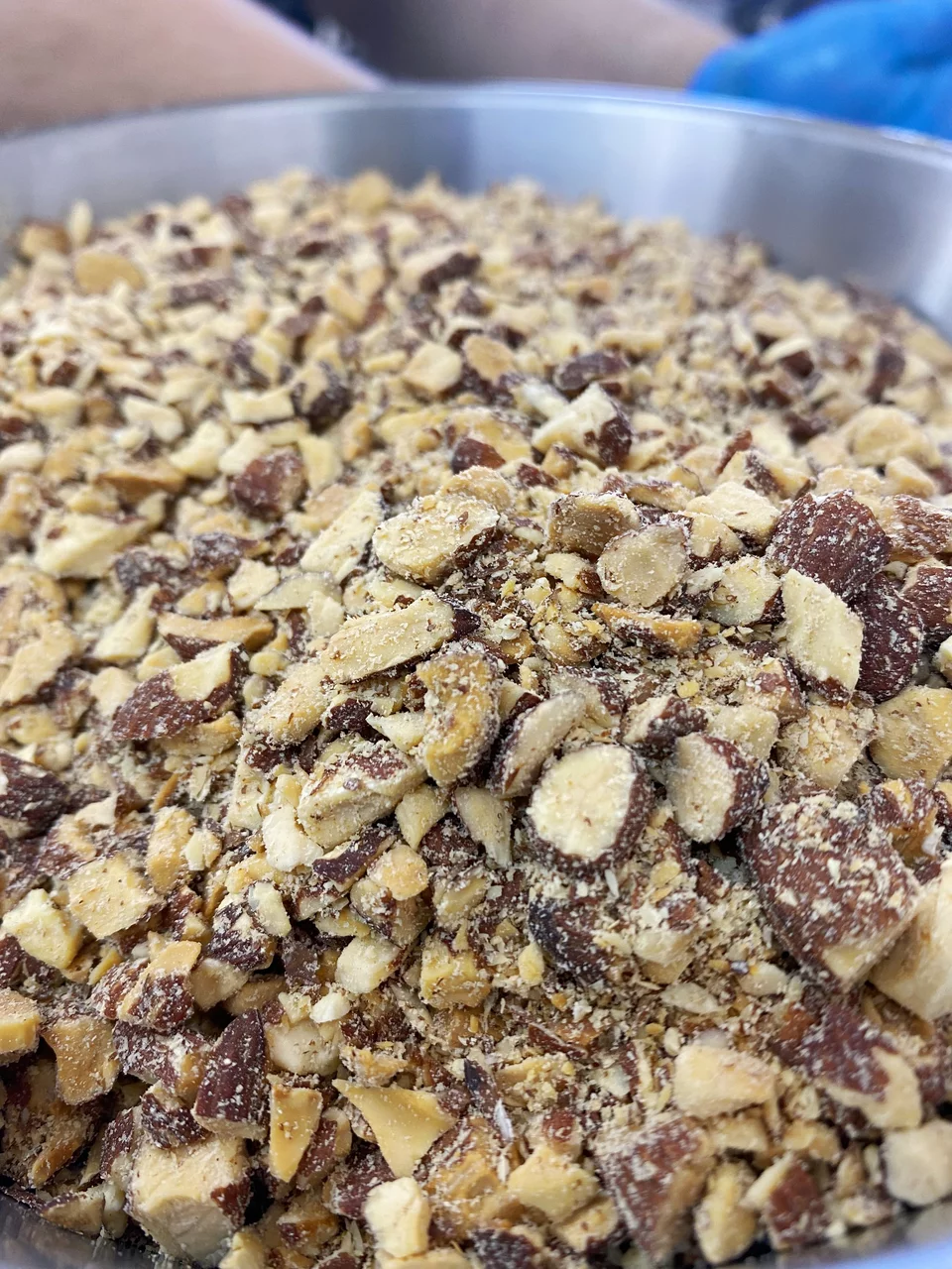 Το αμύγδαλο θρυμματίζεται καλά / Φωτογραφία: Μάνος Λειβαδάρος/iefimerida