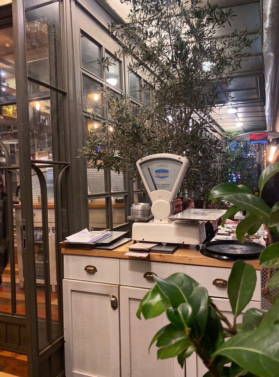 Παλιά ζυγαριά στην υποδοχή του μεζεδοπωλείου Το Δράμι /  Φωτογραφία: Μάνος Λειβαδάρος/iefimerida