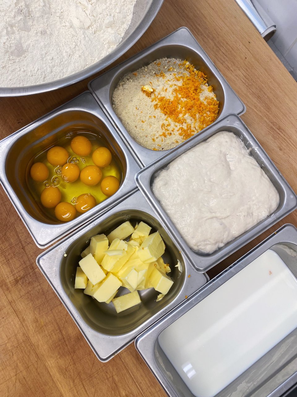 Τα υλικά για τη ζύμη του τσουρεκιού  / Φωτογραφία: Μάνος Λειβαδάρος/iefimerida 