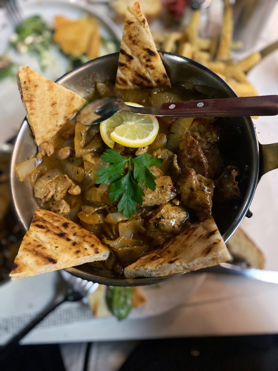 Η χοιρινή τηγανιά με τα καραμελωμένα κρεμμύδια / Φωτογραφία: Μάνος Λειβαδάρος/iefimerida