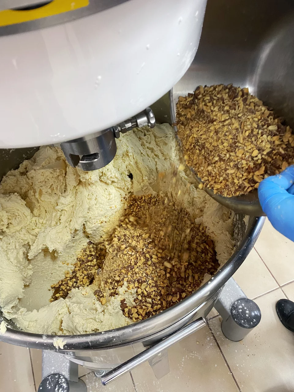 Το αμύγδαλο μπαίνει στο μείγμα / Φωτογραφία: Μάνος Λειβαδάρος/iefimerida