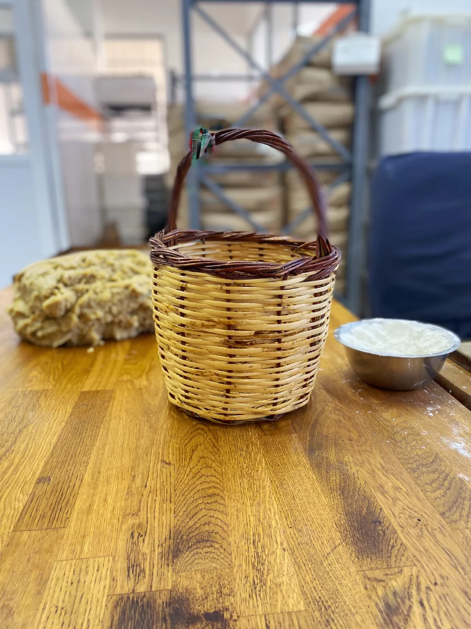 Στο πλάσιμο, την επόμενη ημέρα, χρησιμοποιείται ένα ψάθινο καλάθι / Φωτογραφία: Μάνος Λειβαδάρος/iefimerida