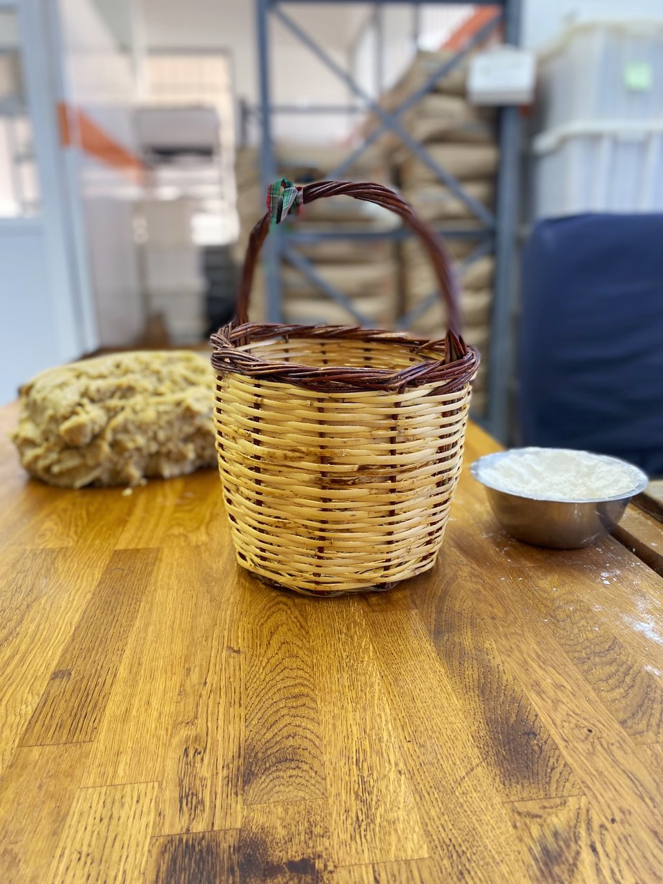 Στο πλάσιμο, την επόμενη ημέρα, χρησιμοποιείται ένα ψάθινο καλάθι / Φωτογραφία: Μάνος Λειβαδάρος/iefimerida