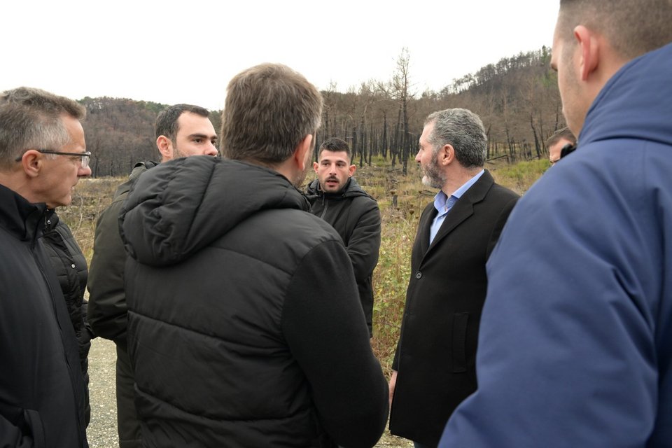 Ο Νίκος Ανδρουλάκης ενημερώνεται από τοπικούς φορείς και πολίτες για την κατάσταση στο δάσος της Δαδιάς, λίγους μήνες μετά την καταστροφική πυρκαγιά / Φωτογραφία: Eurokinissi