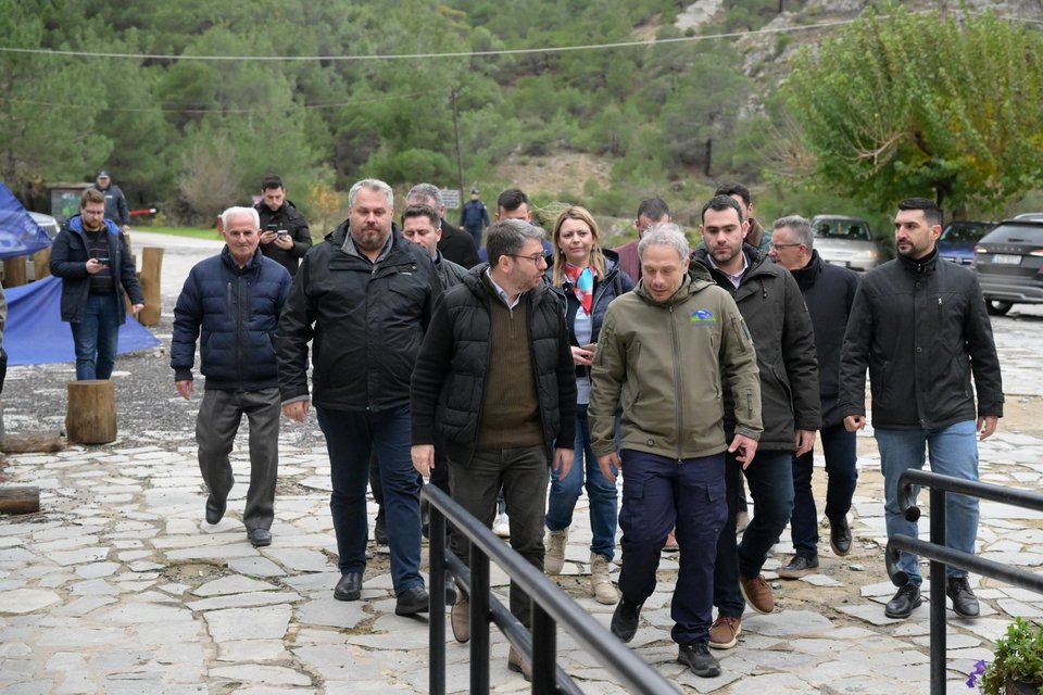 Ο Νίκος Ανδρουλάκης με στελέχη του ΠΑΣΟΚ και τοπικούς παράγοντες και φορείς στο δάσος της Δαδιάς / Φωτογραφία: Eurokinissi