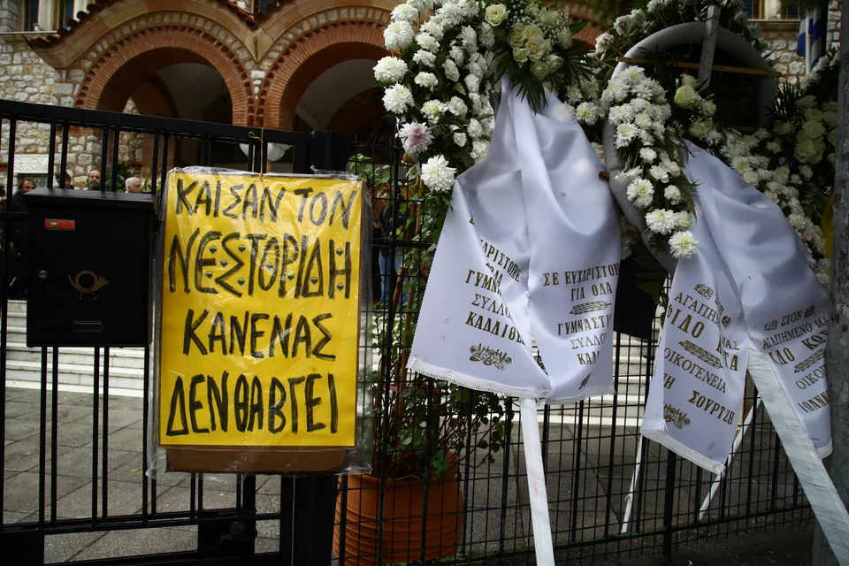 Κηδεία Κώστα Νεστορίδη: Σε λαϊκό προσκύνημα η σορός του (εικόνες) 16 6059730%20%28Custom%29.jpg