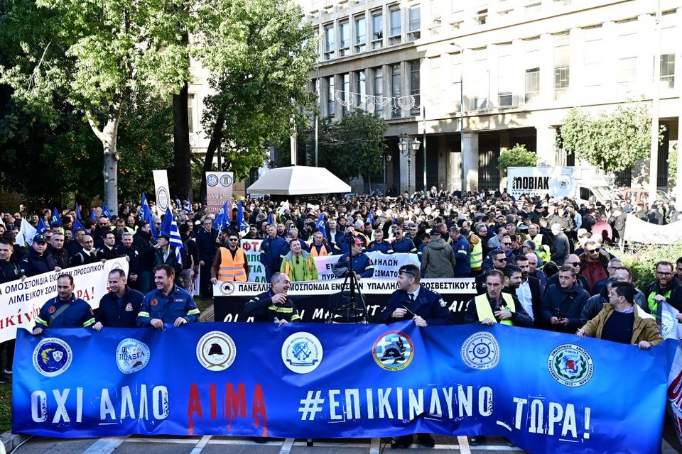 διαμαρτυρία των ενστόλων στην πλατεία Κολοκοτρώνη
