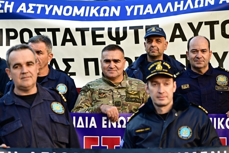 διαμαρτυρία των ενστόλων στην πλατεία Κολοκοτρώνη