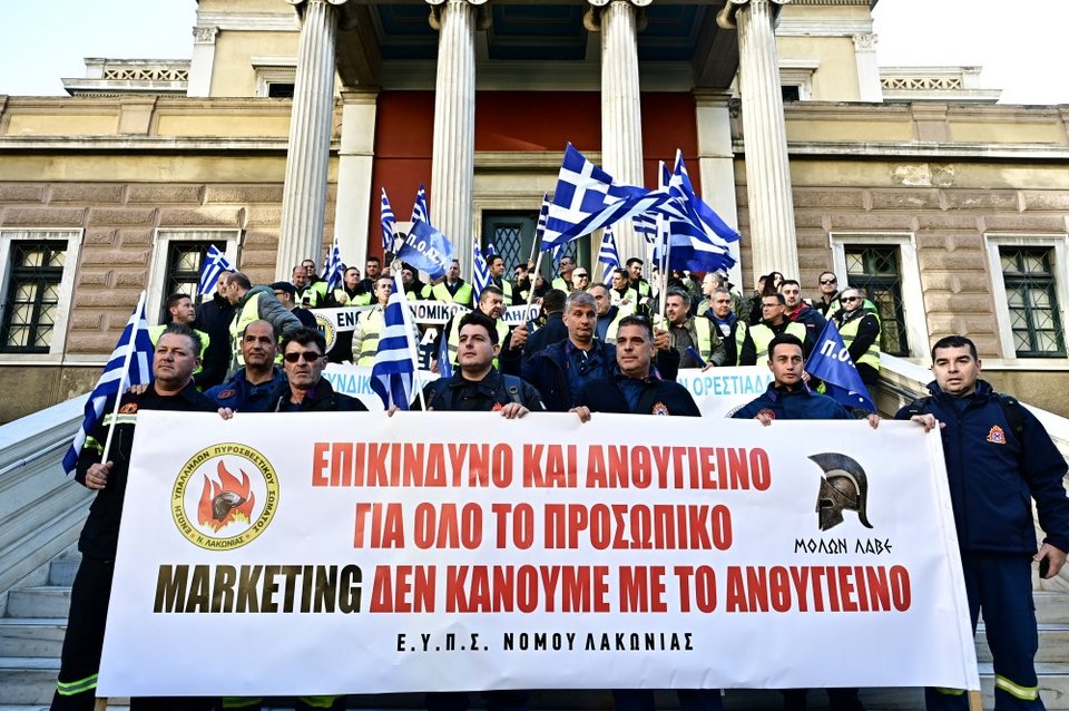 διαμαρτυρία των ενστόλων στην πλατεία Κολοκοτρώνη