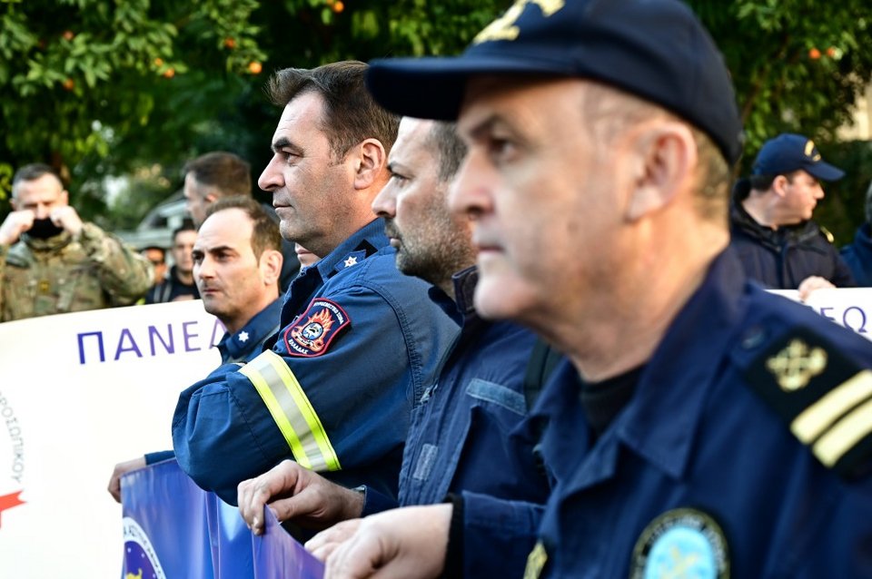 διαμαρτυρία των ενστόλων στην πλατεία Κολοκοτρώνη