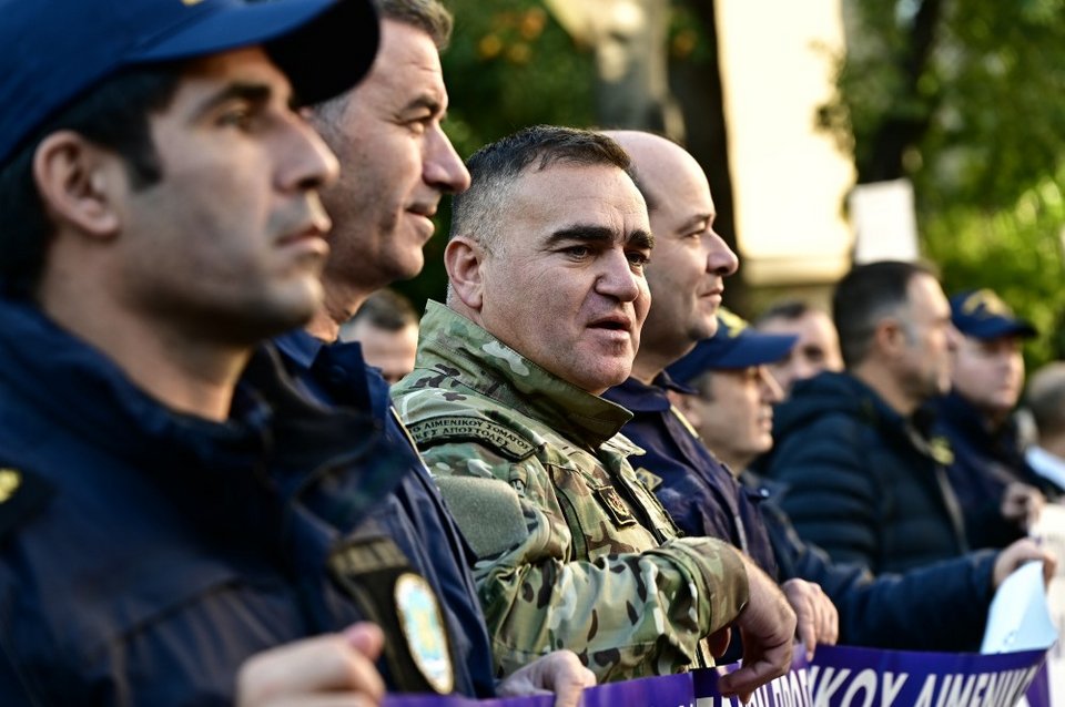 διαμαρτυρία των ενστόλων στην πλατεία Κολοκοτρώνη