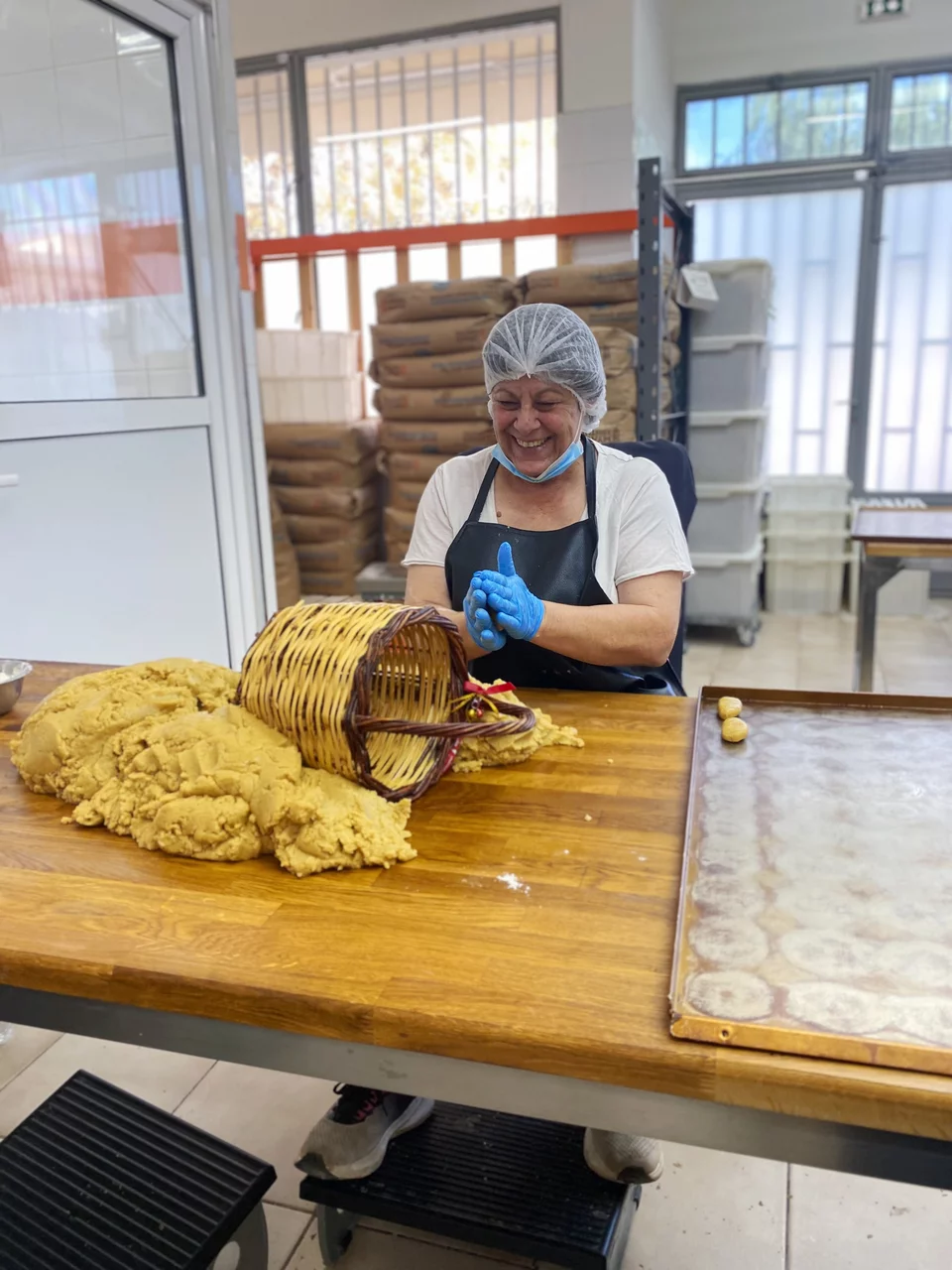 Το πλάσιμο γίνεται με το χέρι, με τη βοήθεια ενός μικρού κοφινιού / Φωτογραφία: Μάνος Λειβαδάρος/iefimerida