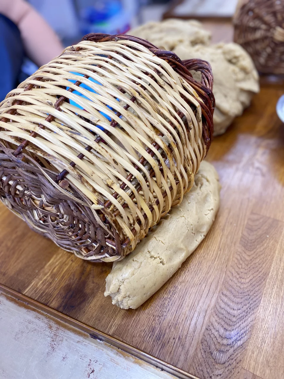 Το σχήμα του καλαθιού δίνει σχήμα στο ζυμάρι με βαθιές αυλακιές / Φωτογραφία: Μάνος Λειβαδάρος/iefimerida