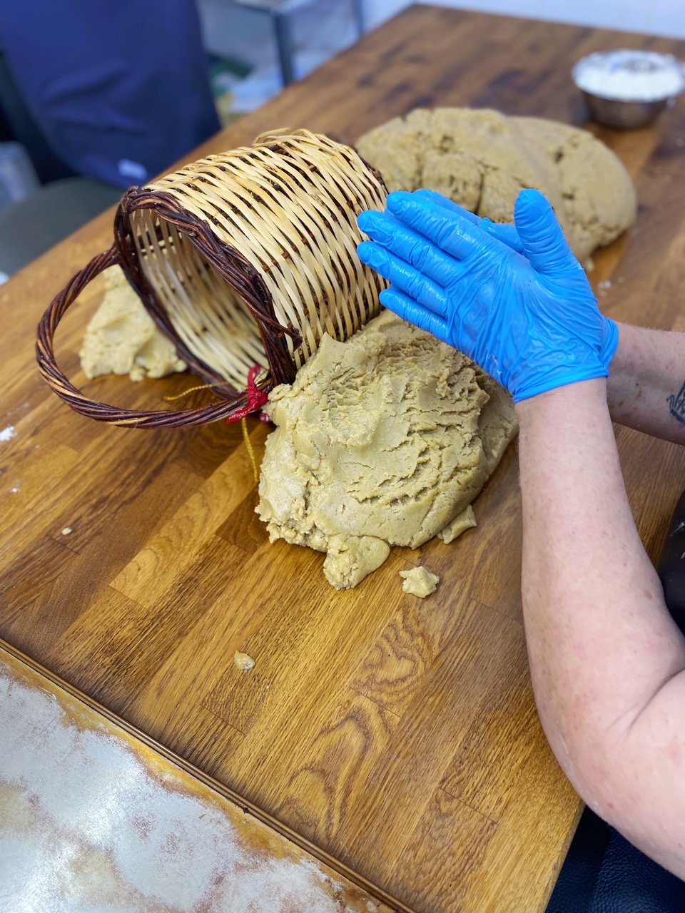Η διαδικασία του πλασίματος είναι 100% χειροποίητη / Φωτογραφία: Μάνος Λειβαδάρος/iefimerida