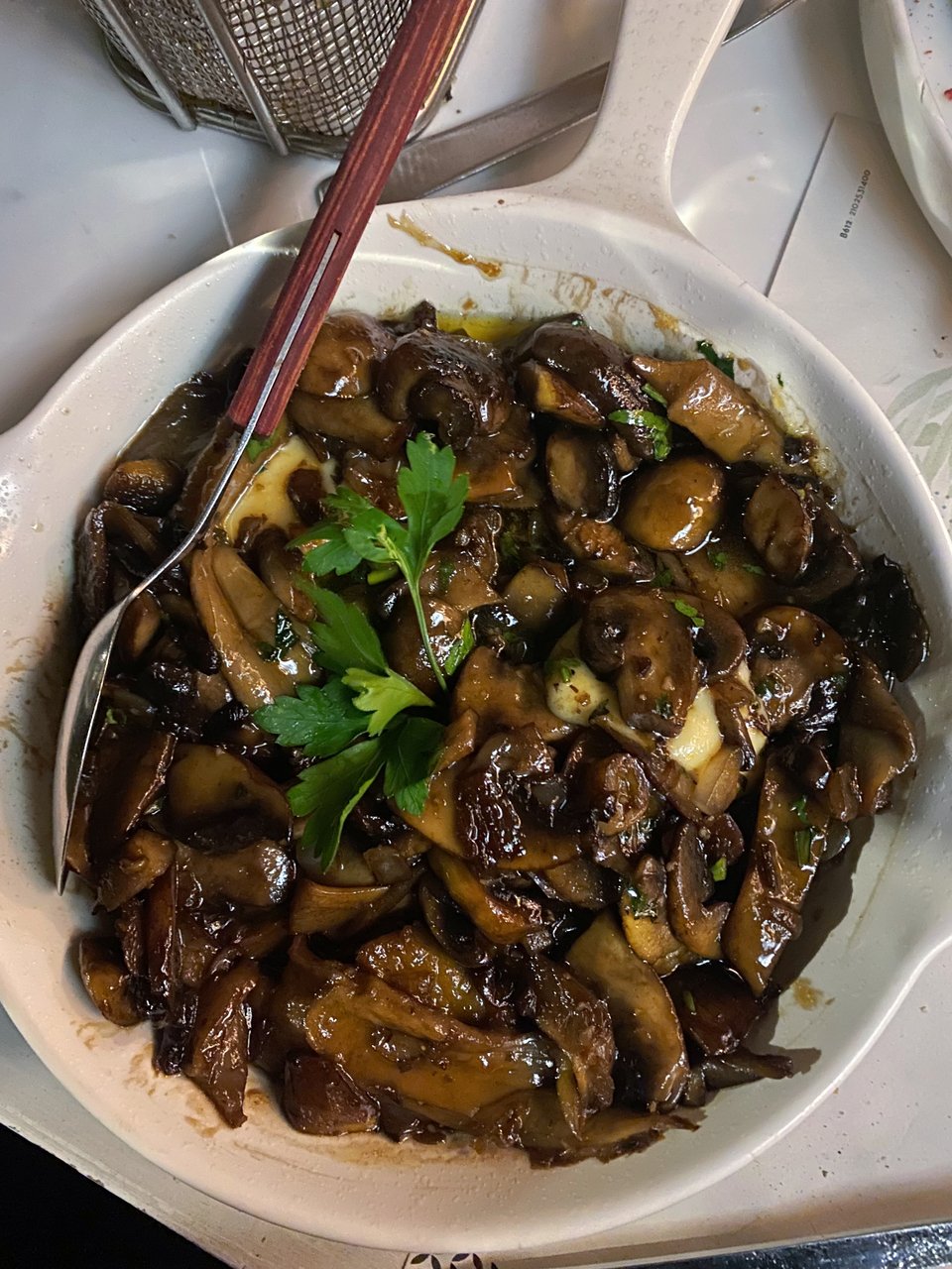 Η πηλιορείτικη τηγανιά μανιταριών σε μια εκχοχή χωρίς τα τοματίνια / Φωτογραφία: Μάνος Λειβαδάρος/iefimerida