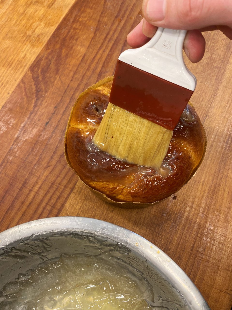 Με ένα πινέλο περνάμε την επιφάνεια του ψημένου τσουρεκιού με σιρόπι / Φωτογραφία: Μάνος Λειβαδάρος/iefimerida 