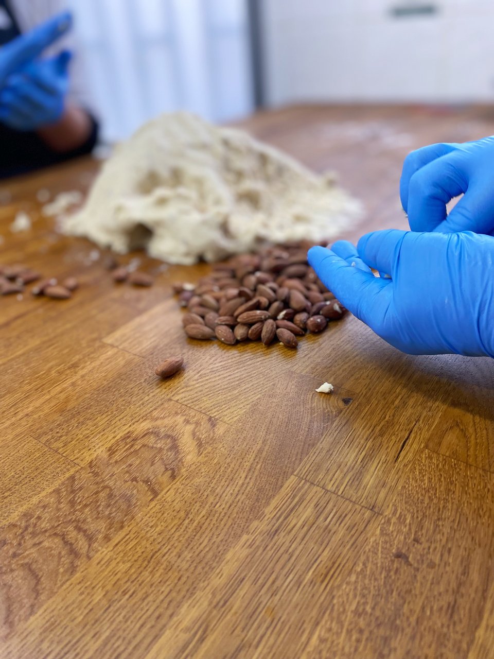 Ολόκληρα αμύγδαλα βυθίζονται στη ζύμη / Φωτογραφία: Μάνος Λειβαδάρος/iefimerida