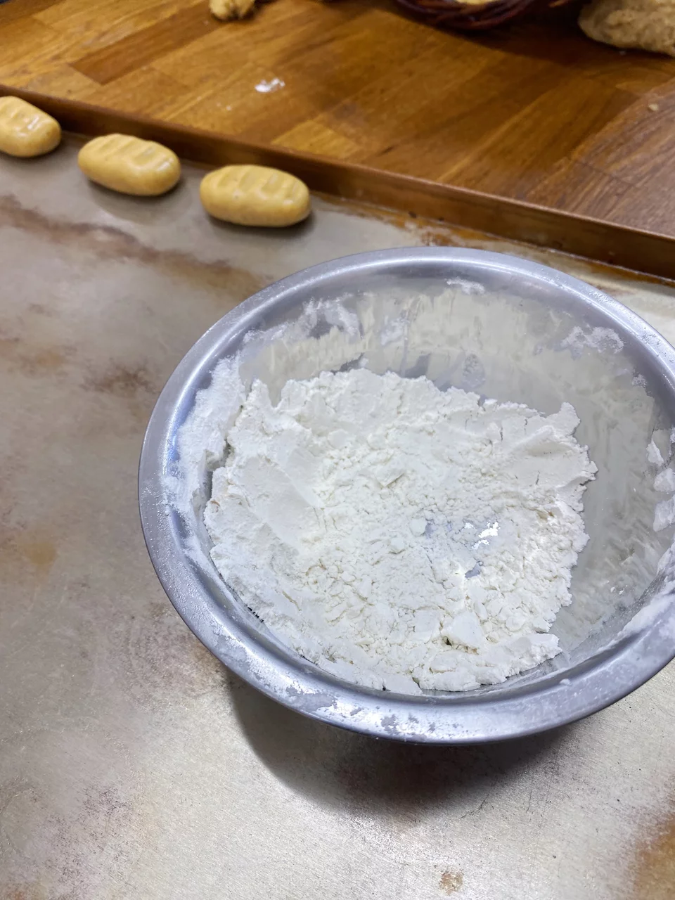 Λίγο αλεύρι βοηθά στο πλάσιμο / Φωτογραφία: Μάνος Λειβαδάρος/iefimerida