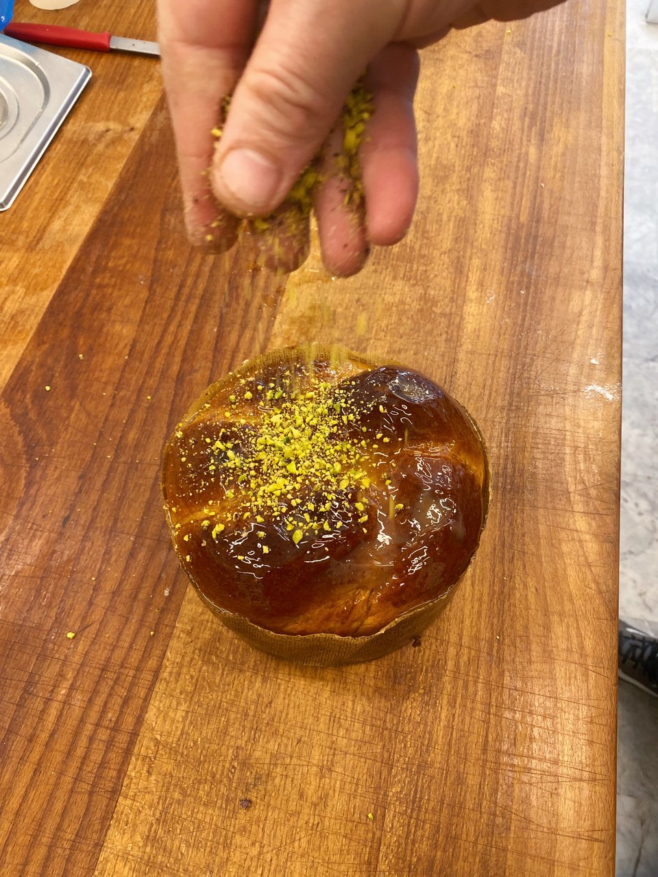 Στο τέλος ρίχουμε πάνω στην επιφάνεια του τσουρεκιού το τριμμένο φιστίκι Αιγίνης / Φωτογραφία: Μάνος Λειβαδάρος/iefimerida 