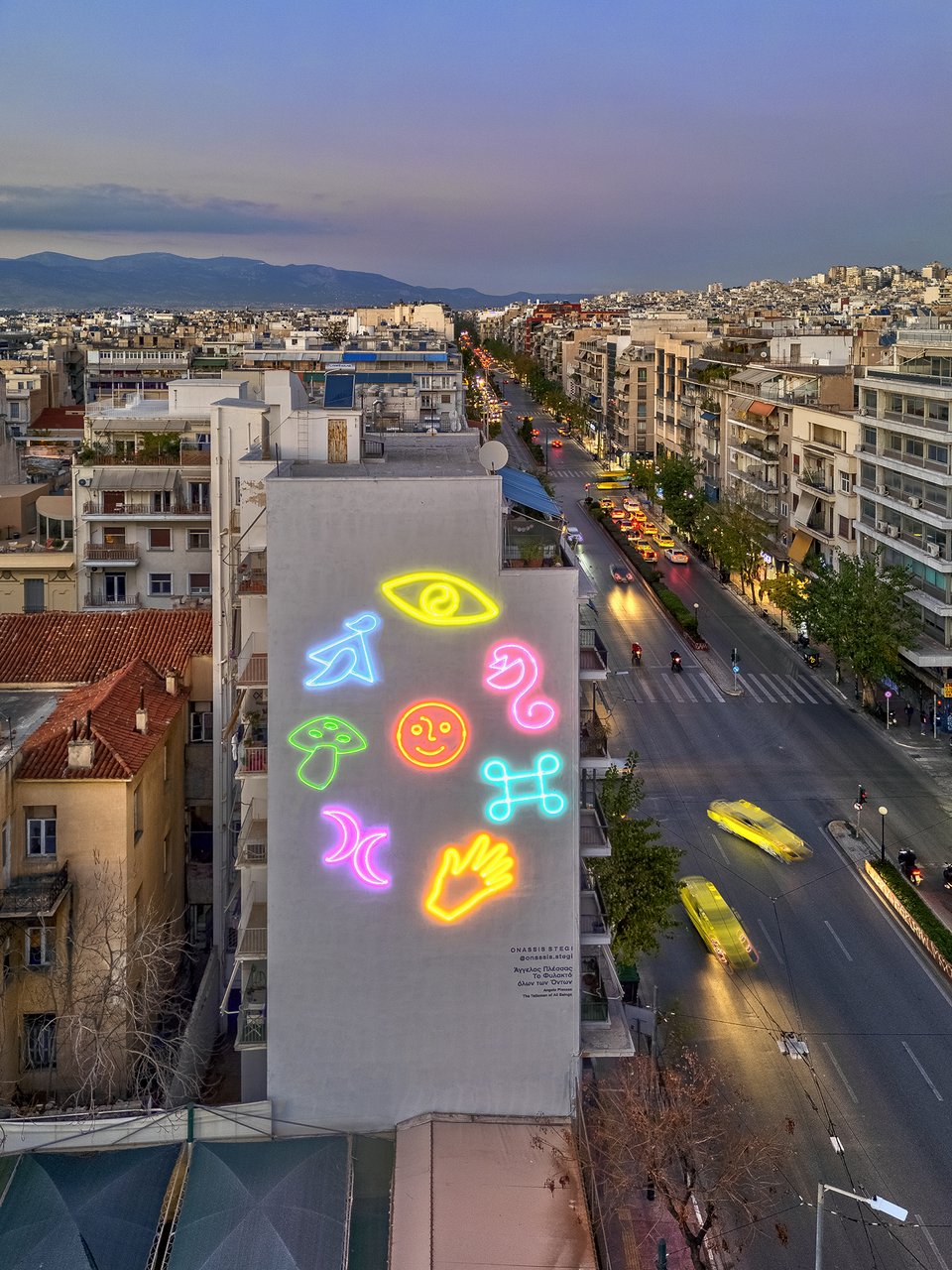 Η Στέγη του Ιδρύματος Ωνάση παρουσιάζει σε νέα τοποθεσία το έργο του Άγγελου Πλέσσα, «Φυλαχτό όλων των Όντων», μια in situ εγκατάσταση από νέον, μια τοιχογραφία-φυλαχτό για όλους μας