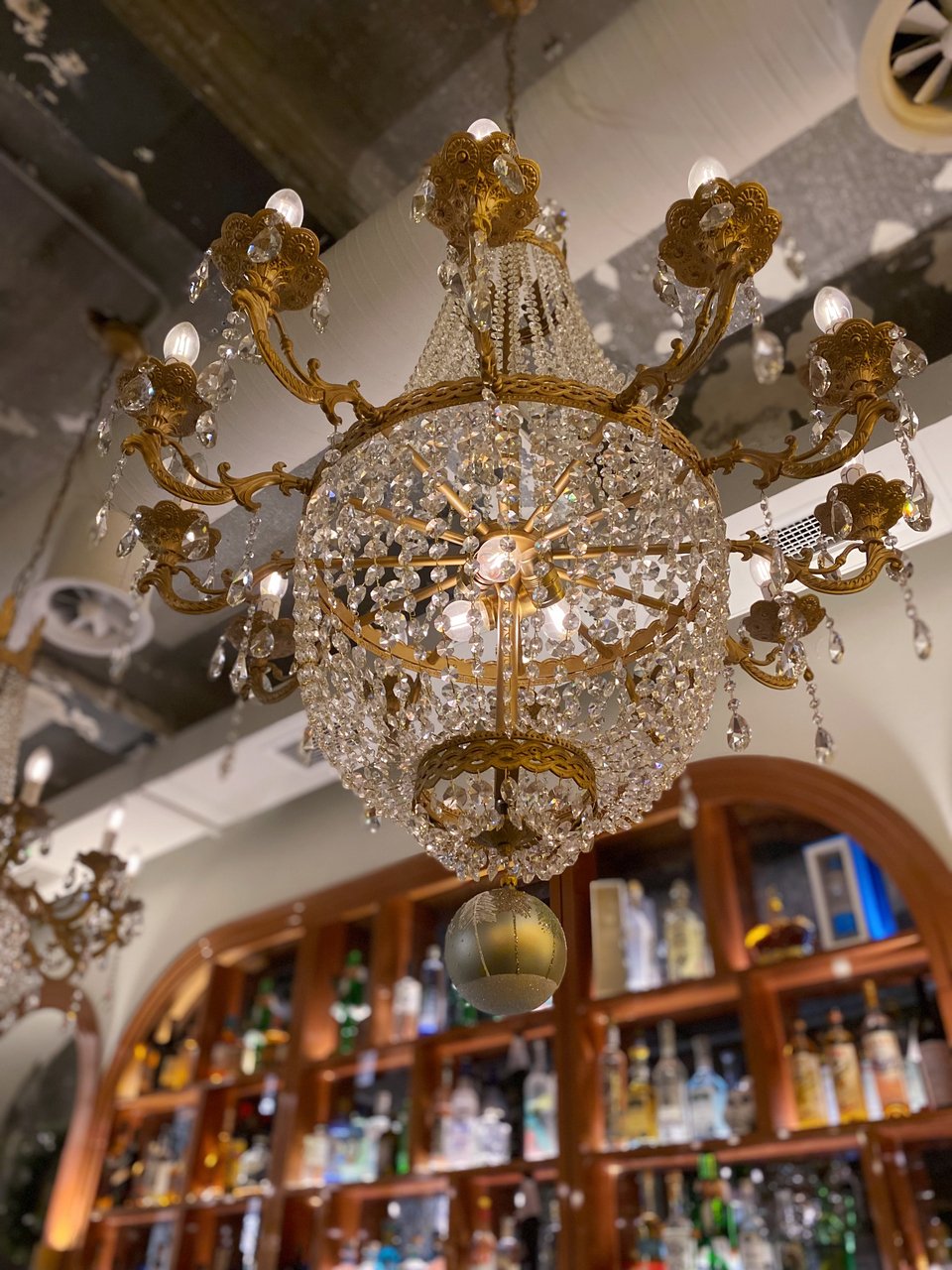 Οι κρυστάλλινοι πολυέλαιοι τoυ Gloria Gati / Φωτογραφία: Μάνος Λειβαδάρος/iefimerida