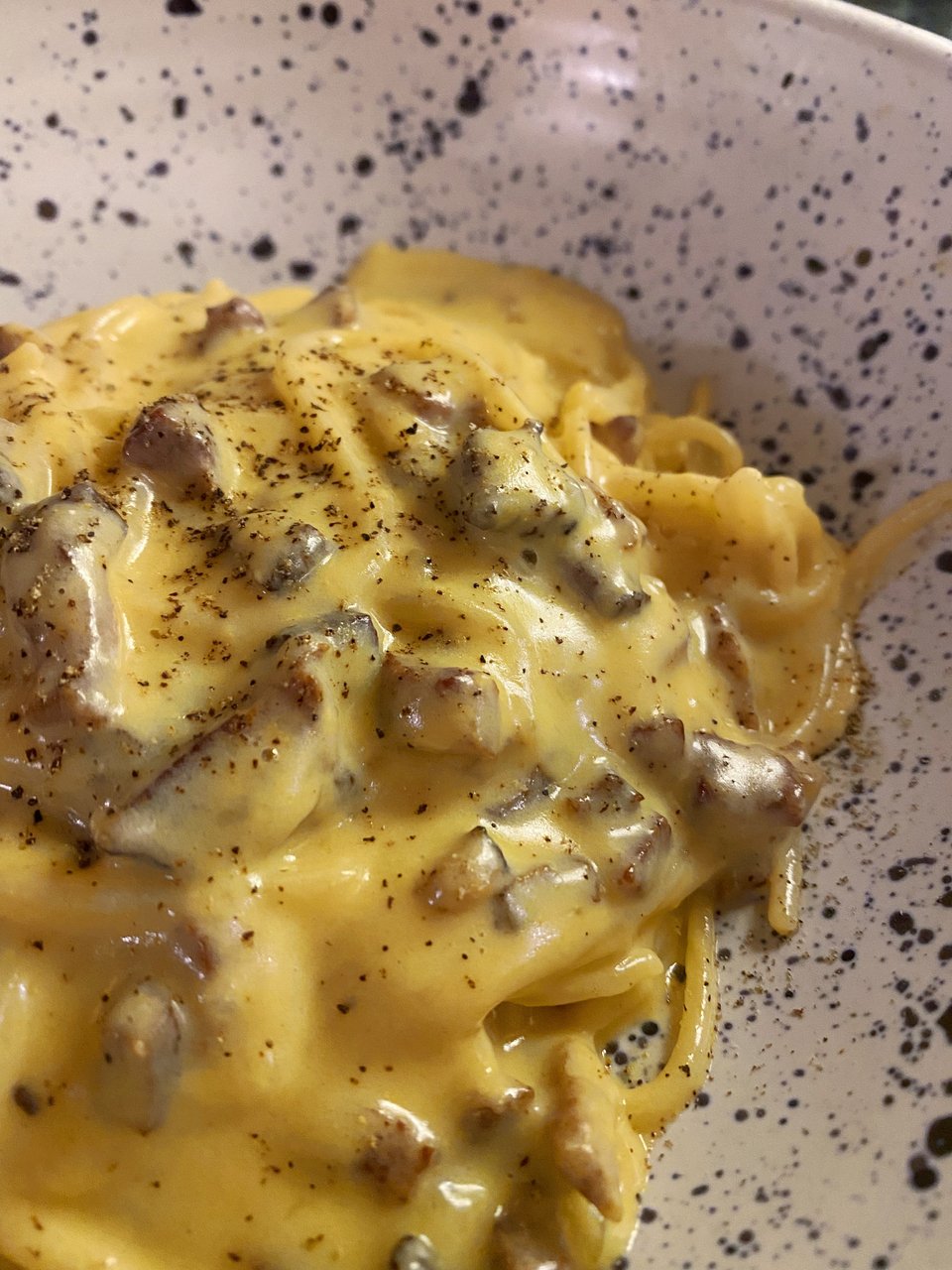 H πίτσα καρμπονάρα του Gloria Gati φτιάχνεται, αυθεντικά, με αυγό / Φωτογραφία: Μάνος Λειβαδάρος/iefimerida