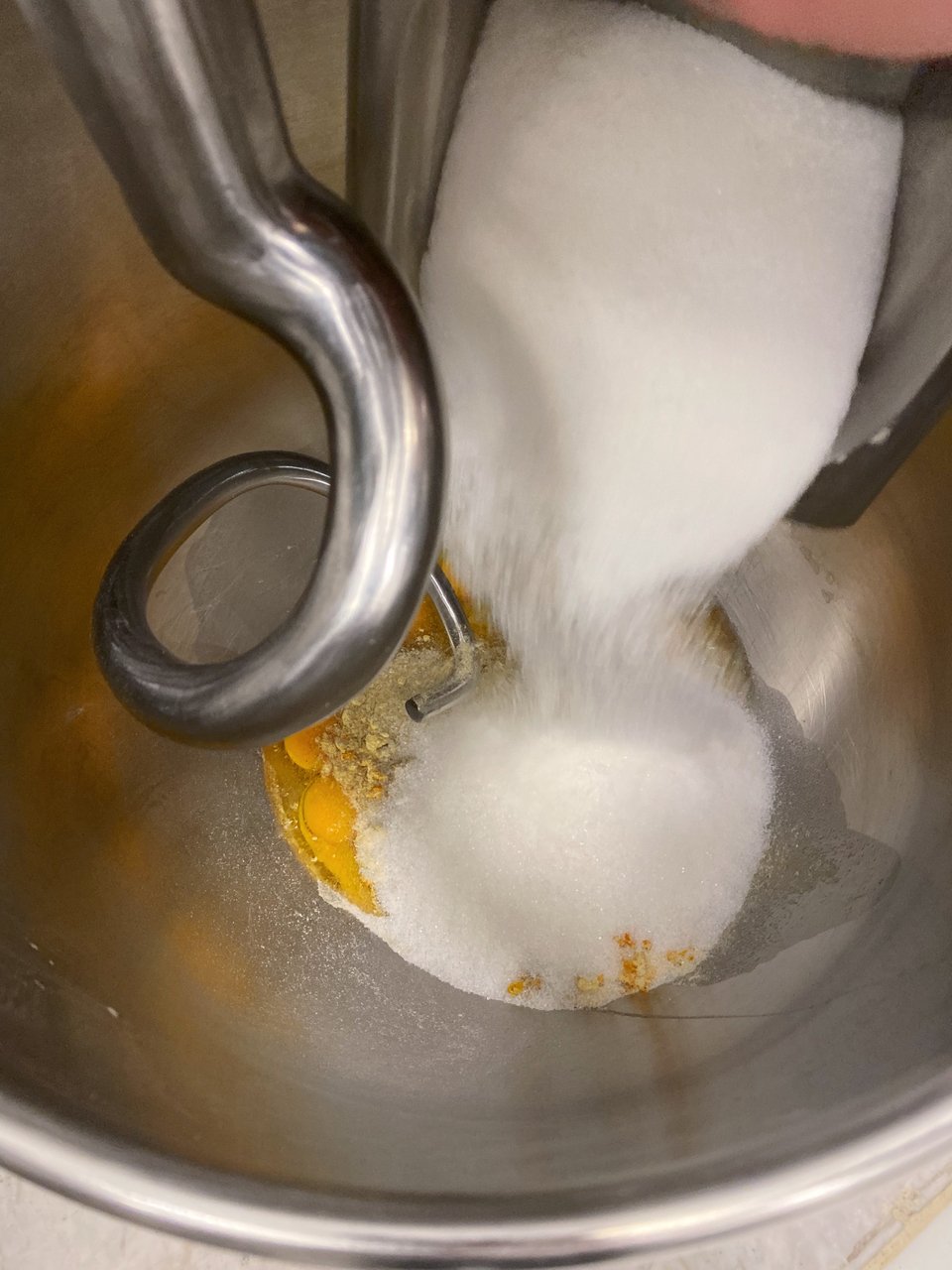 Στο τέλος ρίχνουμε το αλεύρι και μετά σιγά σιγά το βούτυρο/ Φωτογραφία: Μάνος Λειβαδάρος/iefimerida 