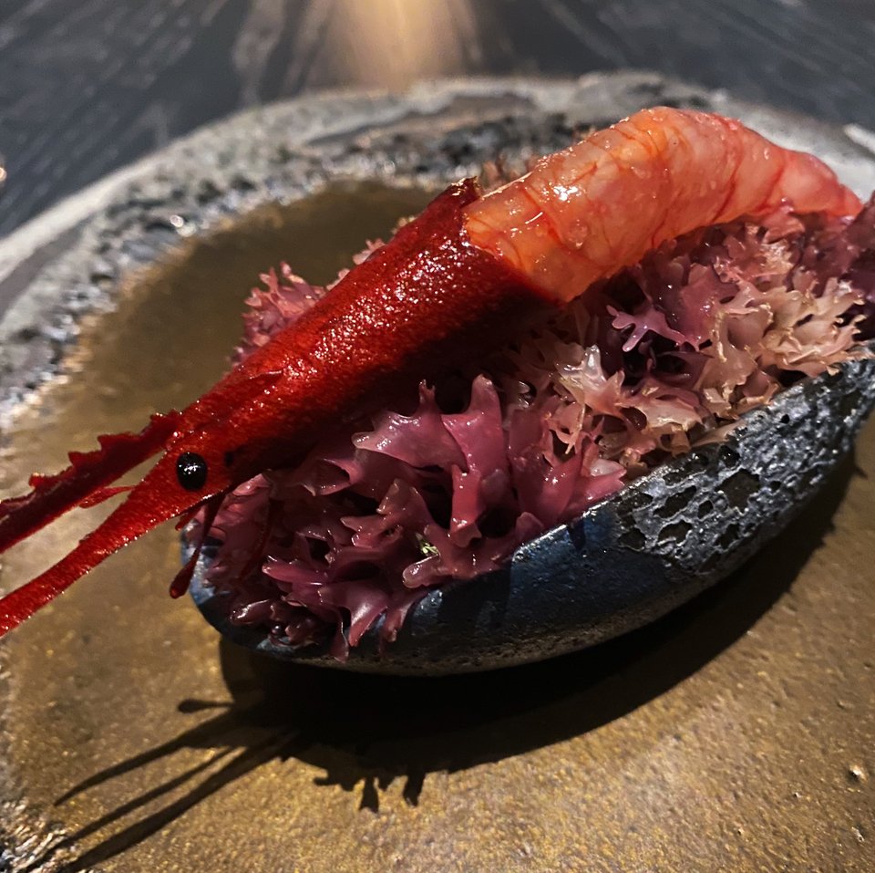 Η γαρίδα πσστή, το πρώτο πιάτο στο μενού των 12 σταδίων του Delta Restaurant / Φωτογραφία: Μάνος Λειβαδάρος/iefimerida