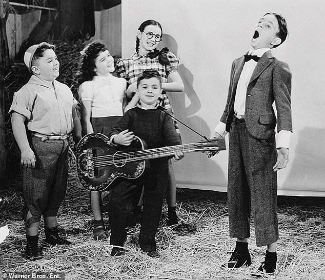 Ο Carl Switzer (δεξιά) κατά τη διάρκεια των γυρισμάτων του Our Gang - μιας δημοφιλής κωμικής σειράς τη δεκαετία του 1930