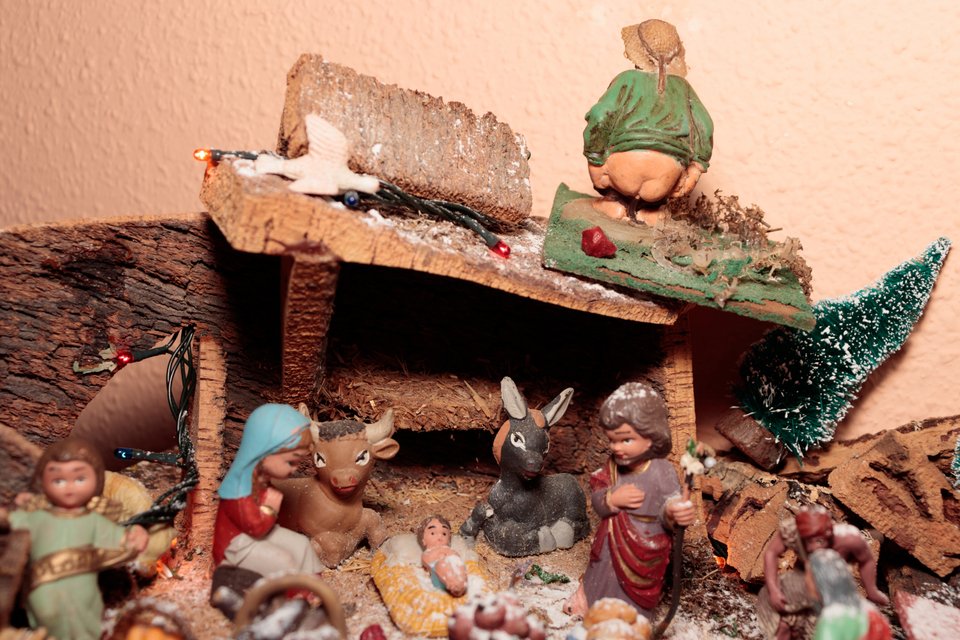 Η παραδοσιακή καταλανική φιγούρα «caganer» σε φάτνη