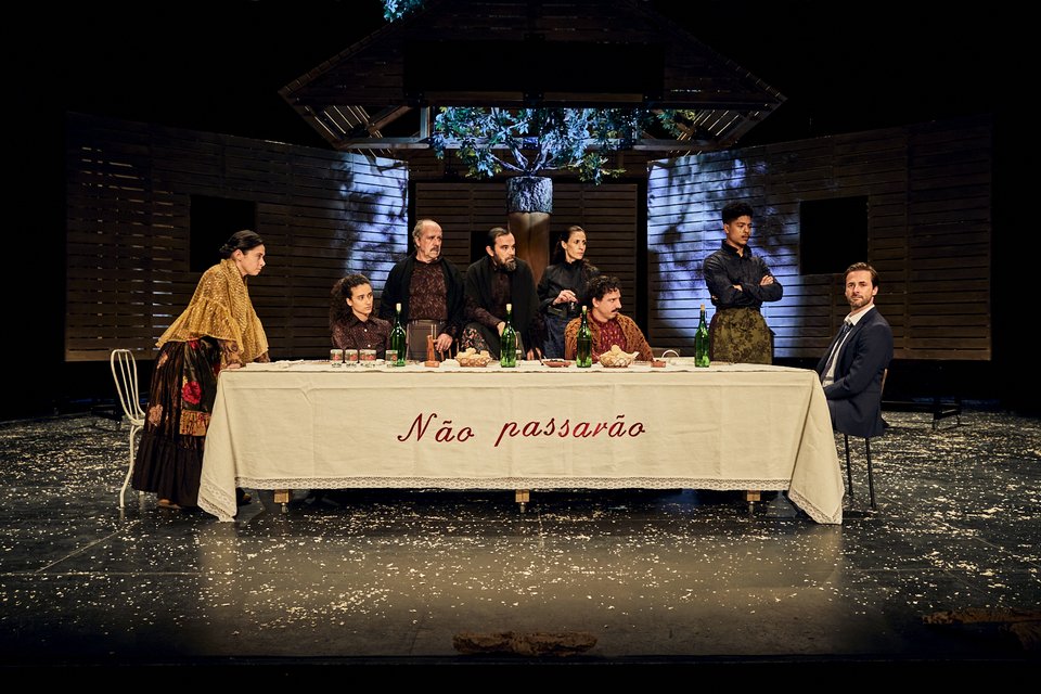 Η οικογένεια γύρω από το τραπέζι 