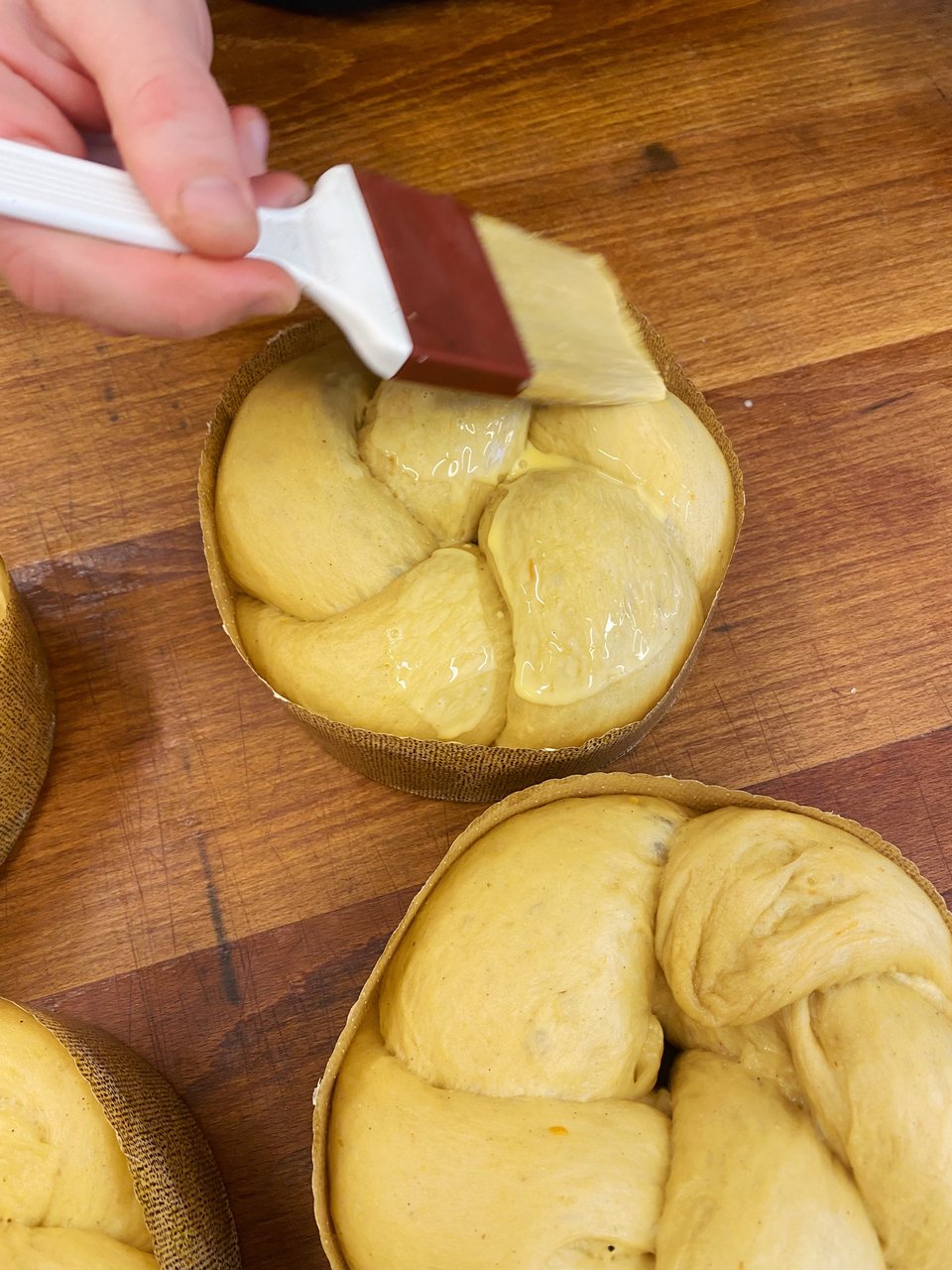 Η στιγμή της επάλειψης με αυγό πριν μπει στο φούρνο / Φωτογραφία: Μάνος Λειβαδάρος/iefimerida 