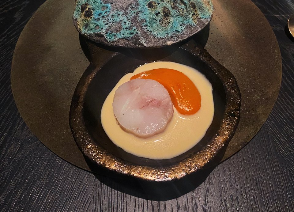 Το πιάτο με τον βακαλάο αρωματισμένο με φύλλα νεραντζιάς / Φωτογραφία: Μάνος Λειβαδάρος/iefimerida