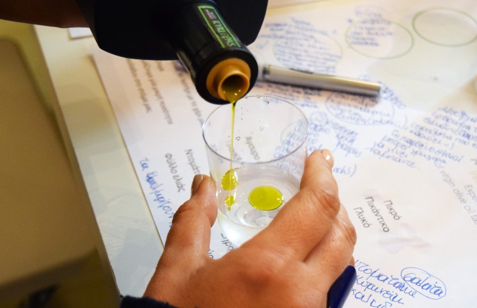 Τα γυάλινα ποτήρια στημένα το ένα δίπλα στο άλλο στον πάγκο περιέχουν μικρή ποσότητα λαδιού και με την πρώτη ματιά μοιάζουν να μην έχουν διαφορές