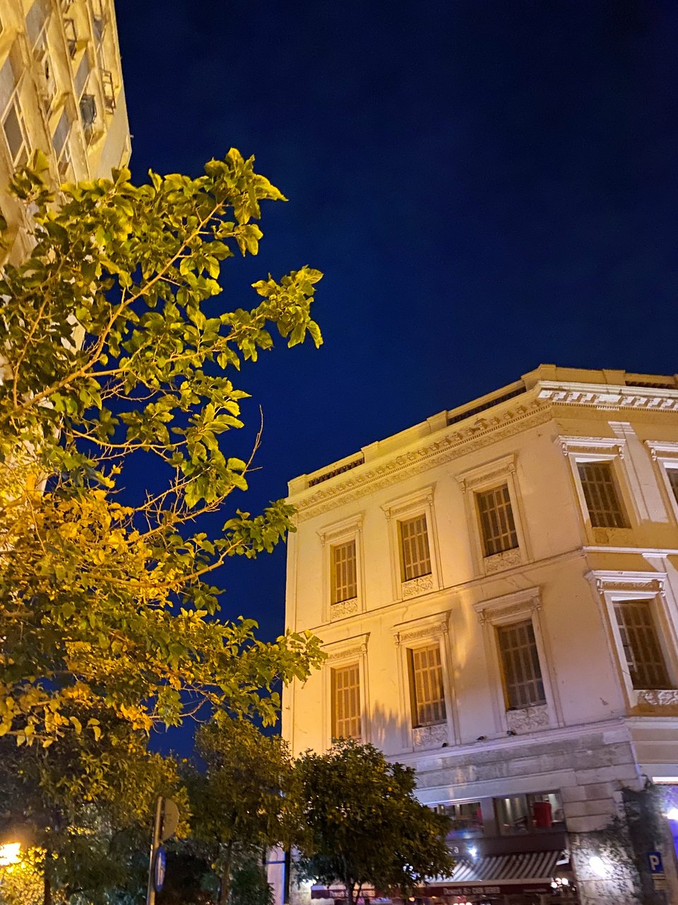 Τα φωτισμένα κτίρια της Πλατείας Καρύτση / Φωτογραφία: Μάνος Λειβαδάρος/iefimerida