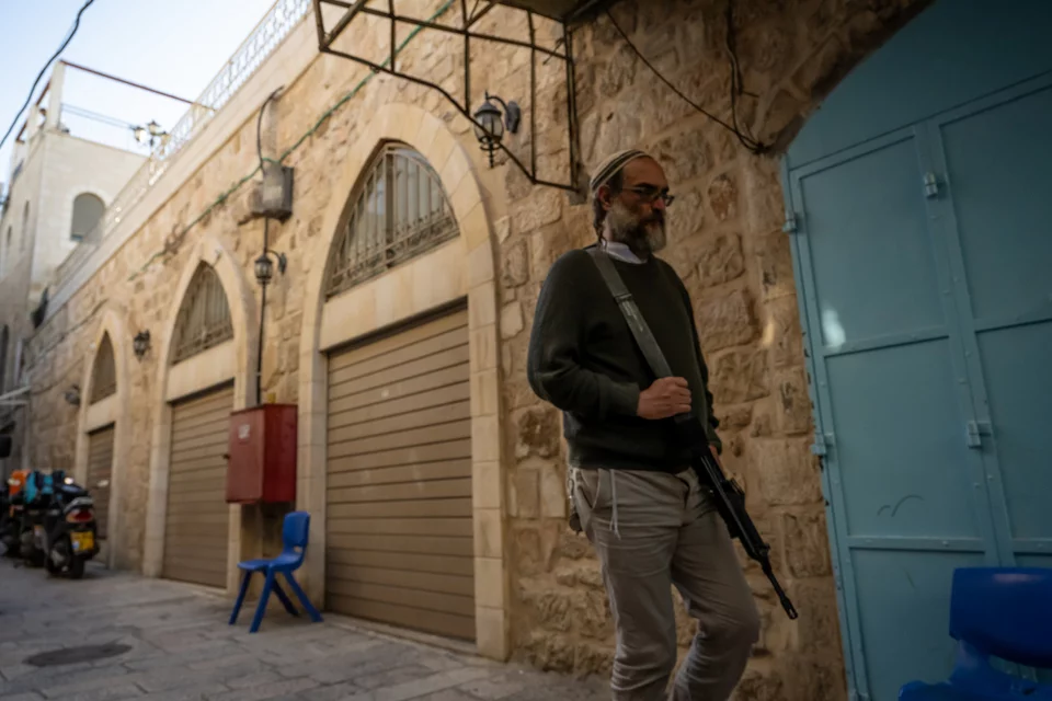 Εβραίος με όπλο στην παλιά πόλη της Ιερουσαλήμ