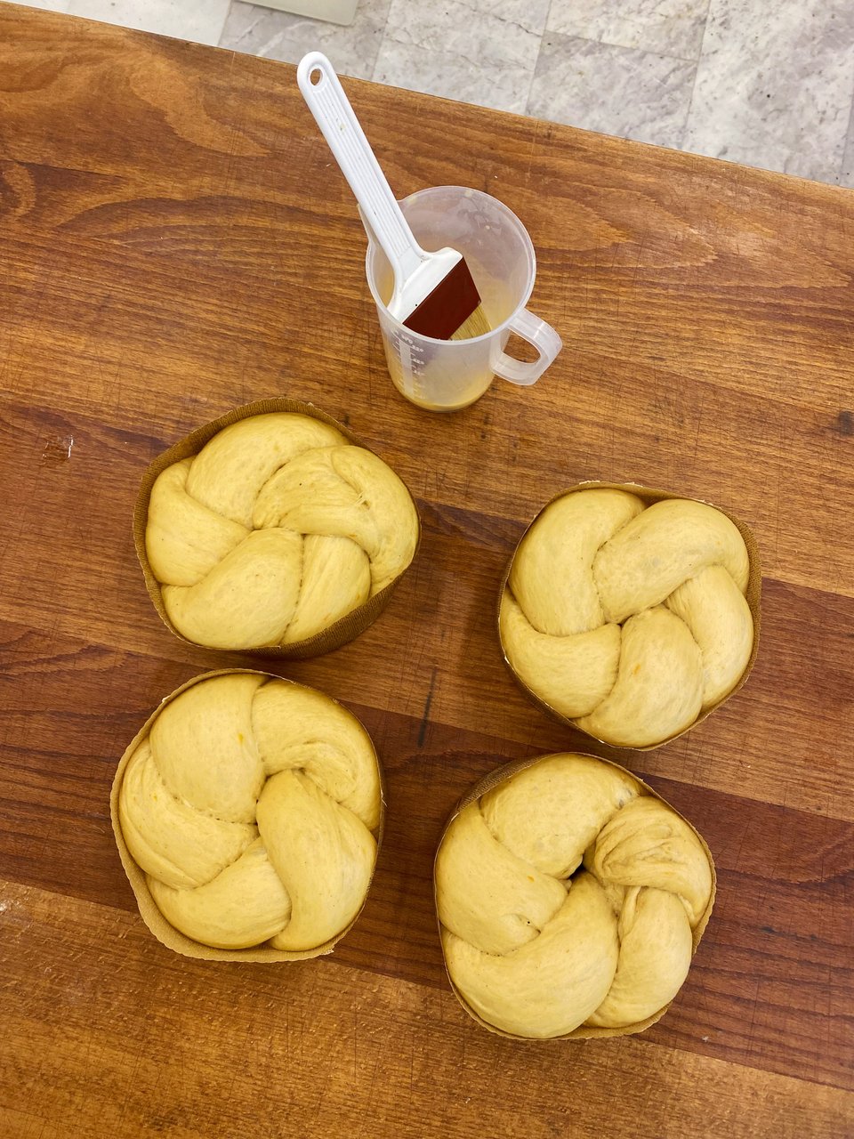 Tα τσουρέκι πριν μπουν στο φούρνο  / Φωτογραφία: Μάνος Λειβαδάρος/iefimerida 