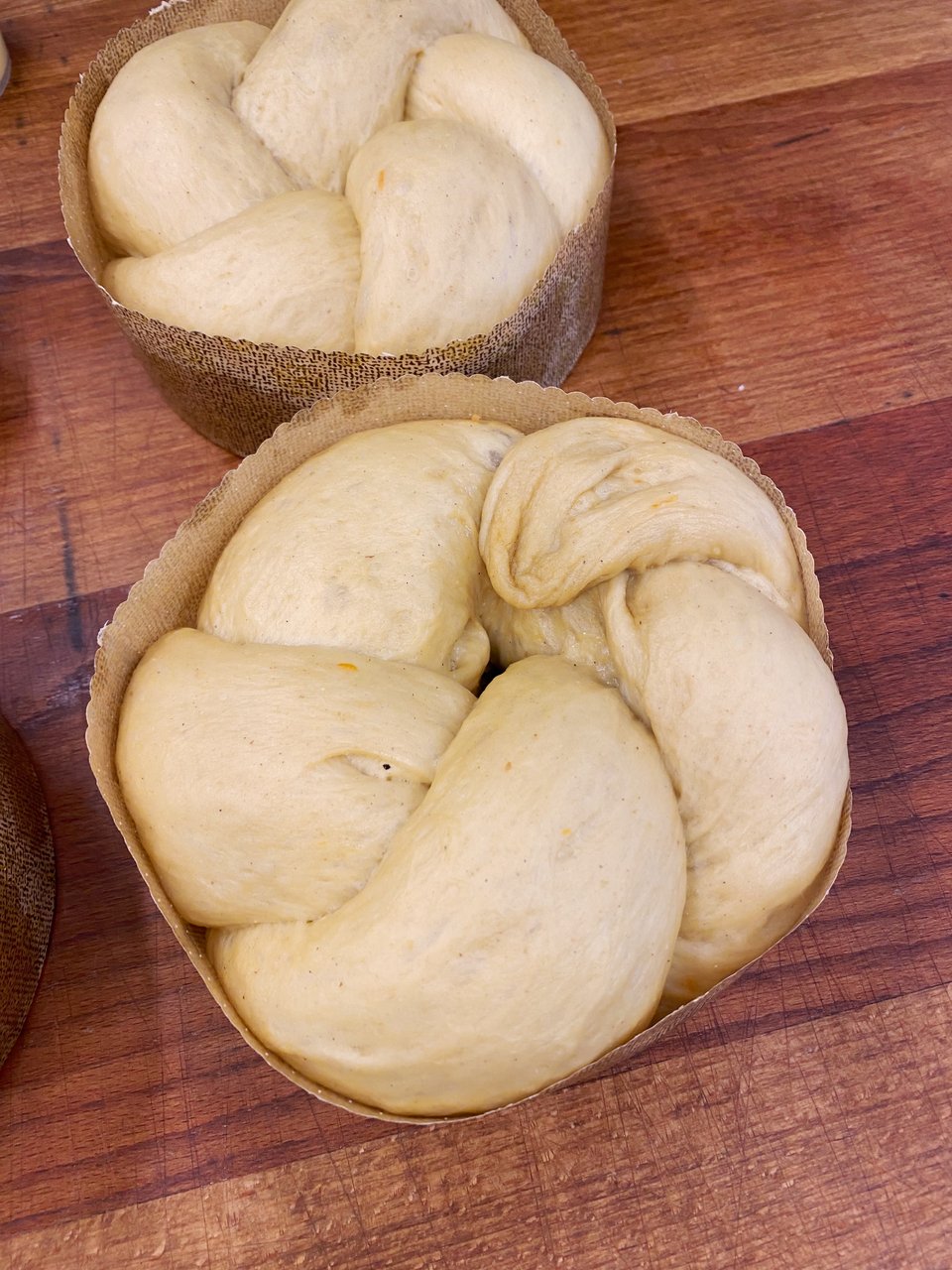 Η ζύμη πριν μπει στο χάρτινο φορμάκι για να ψηθεί ωριμάζει για 48 ώρες / Φωτογραφία: Μάνος Λειβαδάρος/iefimerida 