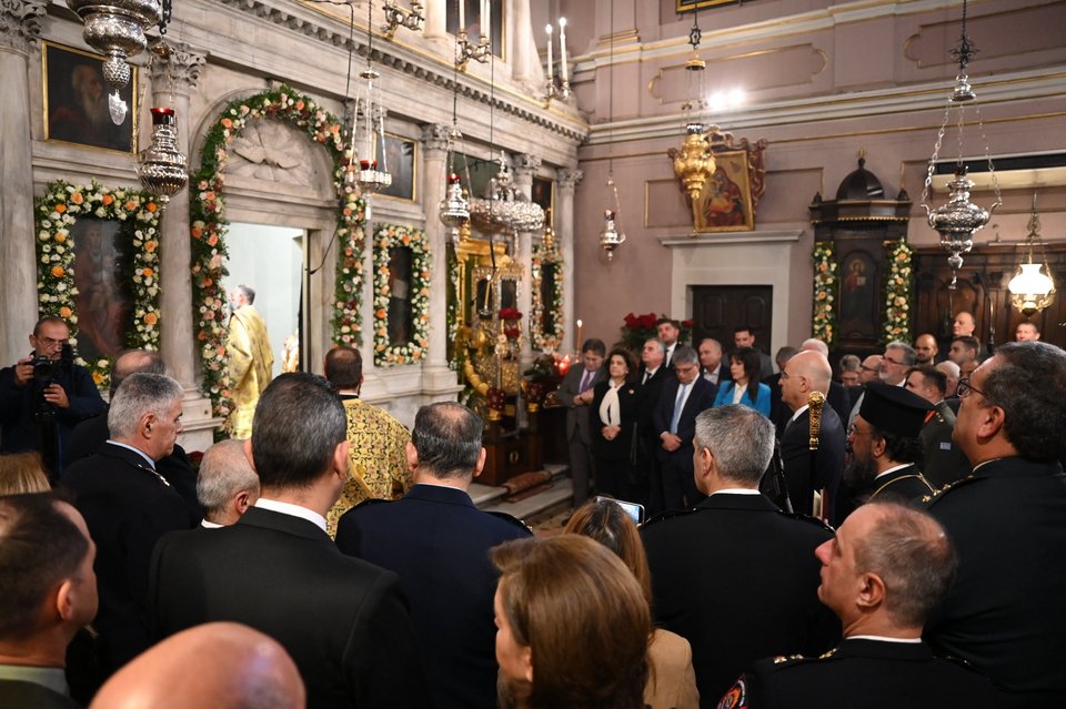 Το πρωί, τελέστηκε με κάθε επισημότητα αρχιερατική λειτουργία στον Ιερό Ναό του Αγίου Σπυρίδωνα