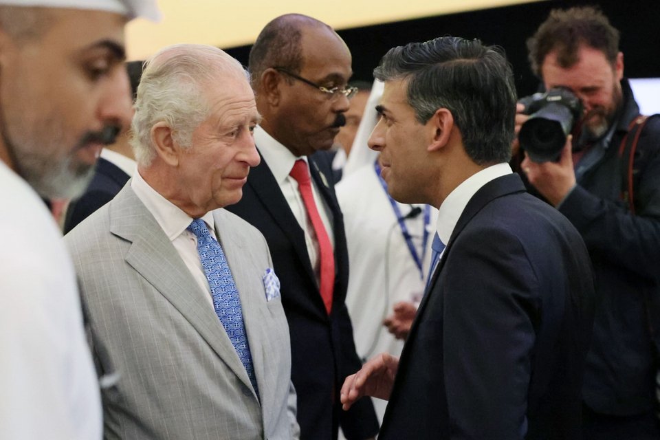 Ο Κάρολος μπροστά στον Σούνακ με γραβάτα με ελληνική σημαία