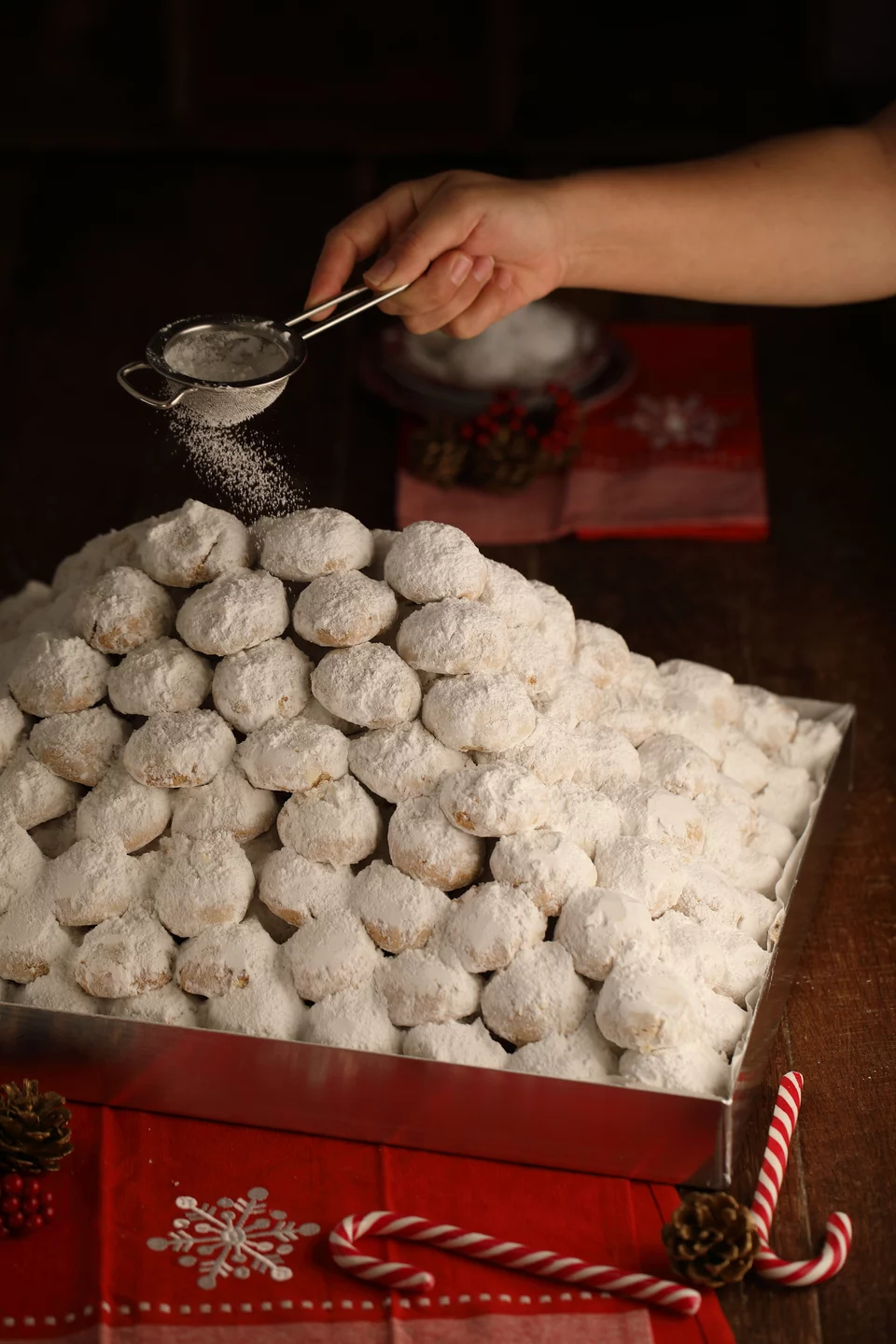 Οι κουραμπιέδες στον ξακουστό φούρνο του Δαρεμά στα Μεσόγεια.