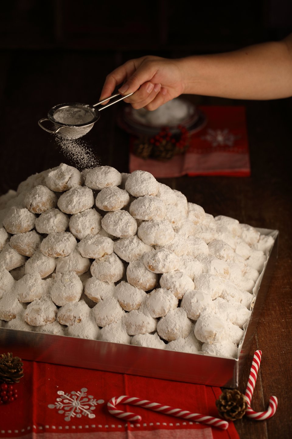 Οι κουραμπιέδες στον ξακουστό φούρνο του Δαρεμά στα Μεσόγεια. 