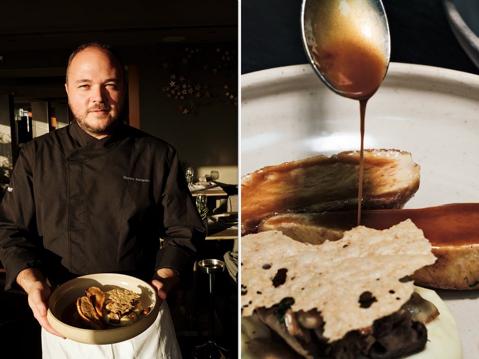 O Δημήτρης Κανταράκης και το πιάτο με τον κόκορα  / Φωτογραφία:  Yiorgos Kaplanidis Studio